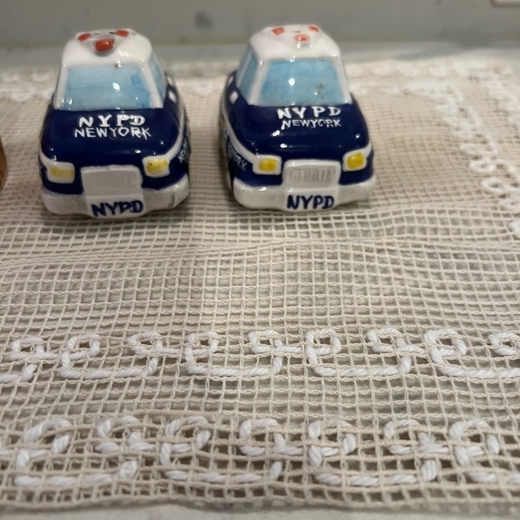 2 sets of Salt and Pepper Shakers. Minature OutHouse S&P and NYPD police car S&P - Picture 13 of 13